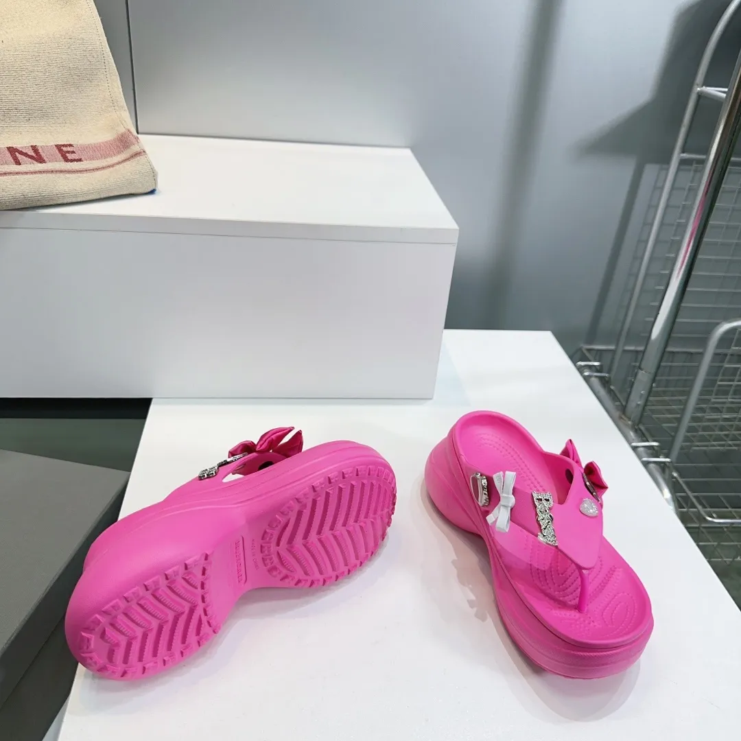 👟👟Ex-factory price 440👟👟 Top quality🔥Balenciaga 25 spring and summer latest thick-soled rubber jelly shoes flip-flops! 25 new spring dark horse items, fashion bloggers at home and abroad have put on foot shows, popular on social platforms at home and abroad, fashionistas must buy, various Parisian elements hardware buckle DIY, highly brand recognition All hardware is re-engraved and made with heavy gold molds Ingenious craftsmanship, accurately restoring every detail Original open-mold EVA rubber and plastic one-piece outsole Super light on the foot, a proper height-increasing artifact with an outsole height of 6cm Original full set of packaging Code number: 35-42 (40, 41, 42 are non-refundable) with original packaging
